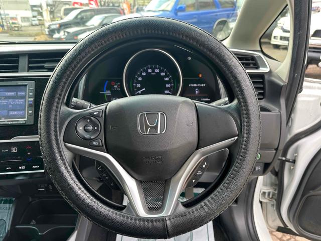 フィットハイブリッド Ｆ　４ＷＤ　ＥＴＣ　バックカメラ　ナビ　スマートキー　電動格納ミラー　ＡＴ　盗難防止システム　衝突安全ボディ　ＵＳＢ　チップアップシート　ＡＢＳ　ＥＳＣ　エアコン　パワーステアリング（3枚目）