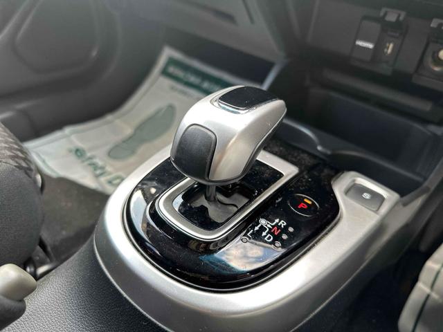 フィットハイブリッド Ｆ　４ＷＤ　ＥＴＣ　バックカメラ　ナビ　スマートキー　電動格納ミラー　ＡＴ　盗難防止システム　衝突安全ボディ　ＵＳＢ　チップアップシート　ＡＢＳ　ＥＳＣ　エアコン　パワーステアリング（8枚目）