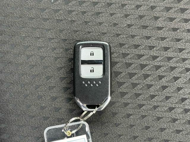 フィットハイブリッド Ｆ　４ＷＤ　ＥＴＣ　バックカメラ　ナビ　スマートキー　電動格納ミラー　ＡＴ　盗難防止システム　衝突安全ボディ　ＵＳＢ　チップアップシート　ＡＢＳ　ＥＳＣ　エアコン　パワーステアリング（10枚目）