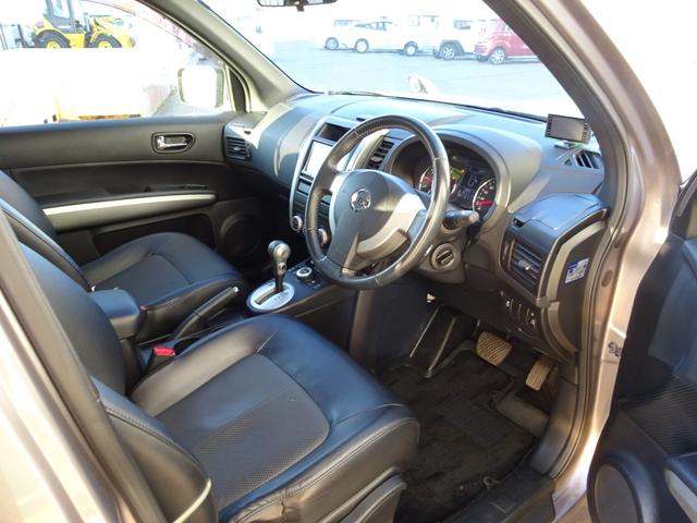 エクストレイル ２０Ｘ　オールモード４ＷＤ　社外ナビフルセグＴＶ　スマートキー　全席シートヒーター　横滑り抑制装置　ヒルディセントコントロール　純正リモコンエンジンスターター　ＥＴＣ　スタッドレス＆ＡＷ積（10枚目）