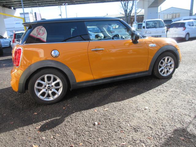 ＭＩＮＩ クーパーＳ　純正ナビ・社外フルセグＴＶ・社外ＤＶＤ・ＣＤデッキ・ブルートゥース・インターフェイス付・バックカメラ・ペッパーパッケージ・フォグライト・ＥＴＣ・革巻きステアリング・純正ＡＷ・ＬＥＤヘッドライト（7枚目）