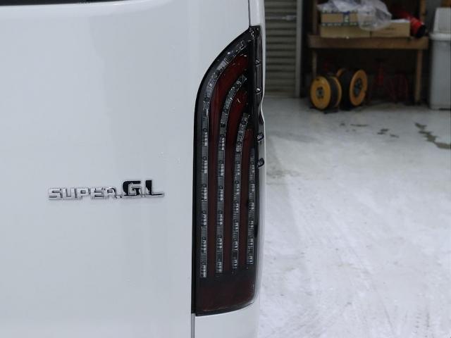 ハイエースバン スーパーＧＬ　ダークプライム　トヨタセーフティーセンス　バックモニター内臓自動防眩ミラー　寒冷地仕様　パワースライドドア　スポイラー　オーバーフェンダー　１８インチアルミホイール　１８インチタイヤ　１．５インチローダウン（6枚目）