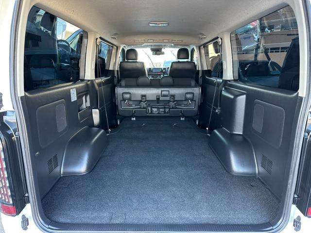 ハイエースバン スーパーＧＬ　ダークプライム　トヨタセーフティーセンス　バックモニター内臓自動防眩ミラー　寒冷地仕様　パワースライドドア　スポイラー　オーバーフェンダー　１８インチアルミホイール　１８インチタイヤ　１．５インチローダウン（64枚目）