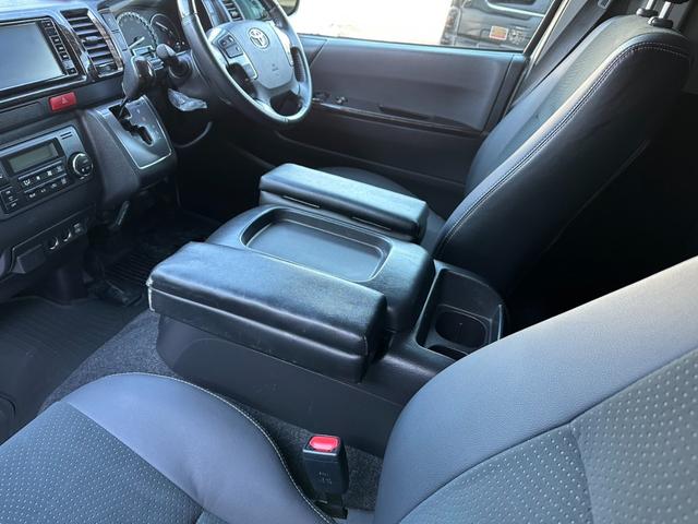 ハイエースバン スーパーＧＬ　ダークプライム　トヨタセーフティーセンス　バックモニター内臓自動防眩ミラー　寒冷地仕様　パワースライドドア　スポイラー　オーバーフェンダー　１８インチアルミホイール　１８インチタイヤ　１．５インチローダウン（70枚目）