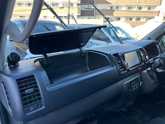 ハイエースバン スーパーＧＬ　ダークプライム　トヨタセーフティーセンス　バックモニター内臓自動防眩ミラー　寒冷地仕様　パワースライドドア　スポイラー　オーバーフェンダー　１８インチアルミホイール　１８インチタイヤ　１．５インチローダウン（76枚目）