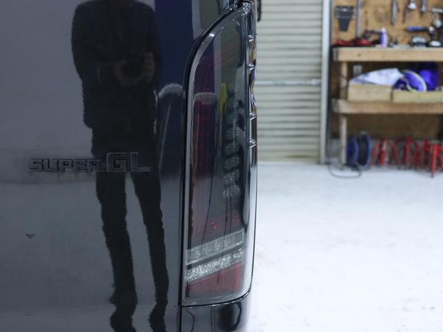 ハイエースバン スーパーGL ダークプライムII インテリジェントクリアランスソナー PVM 助手席エアバック デジタルインナーミラー 寒冷地仕様 パワースライドドア 各所ブラック塗装 社外アルミ18in スポイラー オーバーフェンダー(32枚目)