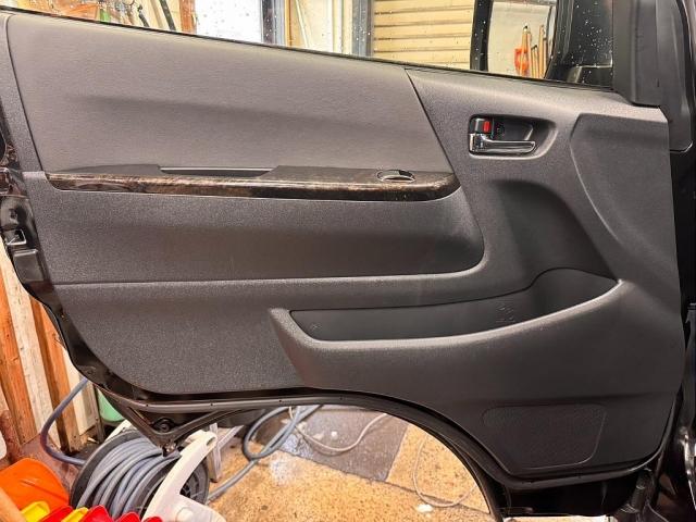 ハイエースバン スーパーＧＬ　ダークプライムＩＩ　デジタルインナーミラー　パノラミックビューモニター　寒冷地仕様　スポイラー　テールランプ　アルミ　タイヤ　１．５ｉｎローダウン　ＢＩＧ－Ｘナビメカレス　後席モニター　ＥＴＣ　フローリング　ベットキット（9枚目）