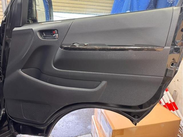 ハイエースバン スーパーＧＬ　ダークプライムＩＩ　デジタルインナーミラー　パノラミックビューモニター　寒冷地仕様　スポイラー　テールランプ　アルミ　タイヤ　１．５ｉｎローダウン　ＢＩＧ－Ｘナビメカレス　後席モニター　ＥＴＣ　フローリング　ベットキット（10枚目）