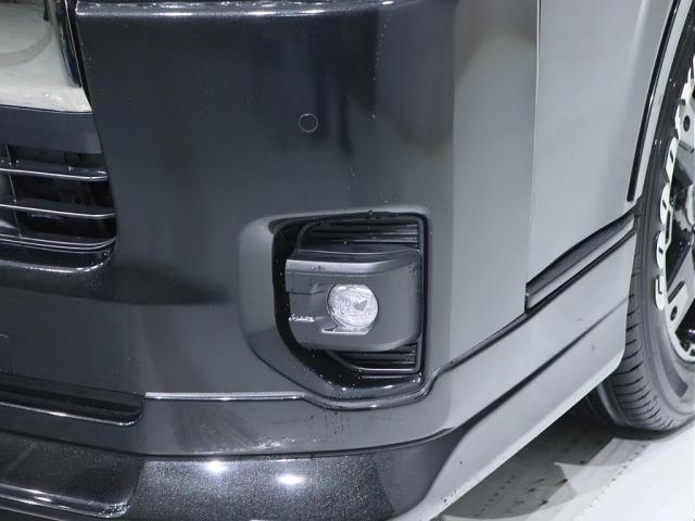 ハイエースバン スーパーＧＬ　ダークプライムＩＩ　デジタルインナーミラー　パノラミックビューモニター　寒冷地仕様　スポイラー　テールランプ　アルミ　タイヤ　１．５ｉｎローダウン　ＢＩＧ－Ｘナビメカレス　後席モニター　ＥＴＣ　フローリング　ベットキット（17枚目）