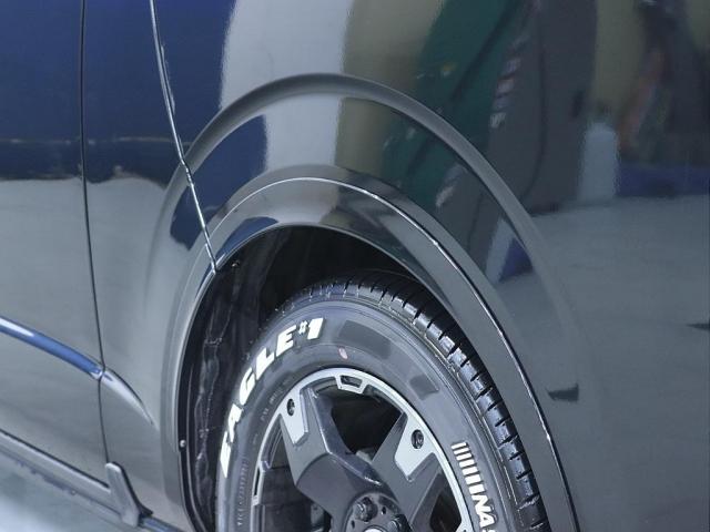 ハイエースバン スーパーＧＬ　ダークプライムＩＩ　デジタルインナーミラー　パノラミックビューモニター　寒冷地仕様　スポイラー　テールランプ　アルミ　タイヤ　１．５ｉｎローダウン　ＢＩＧ－Ｘナビメカレス　後席モニター　ＥＴＣ　フローリング　ベットキット（18枚目）