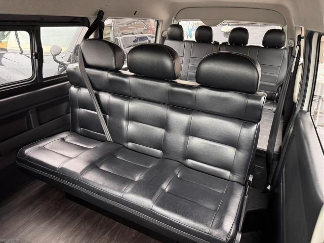 ハイエースワゴン ＧＬ　厳選中古車　内装架装Ｖｅｒ．２　ＬＥＤヘッドランプ　パワスラ　バックモニター付き自動防眩ミラー　スマートエントリー＆プッシュスタート　寒冷地仕様　スポイラー　タイヤ　ホイル　ＬＥＤテール　ナビ　ＥＴＣ（3枚目）
