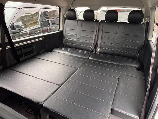 ハイエースワゴン ＧＬ　厳選中古車　内装架装Ｖｅｒ．２　ＬＥＤヘッドランプ　パワスラ　バックモニター付き自動防眩ミラー　スマートエントリー＆プッシュスタート　寒冷地仕様　スポイラー　タイヤ　ホイル　ＬＥＤテール　ナビ　ＥＴＣ（4枚目）