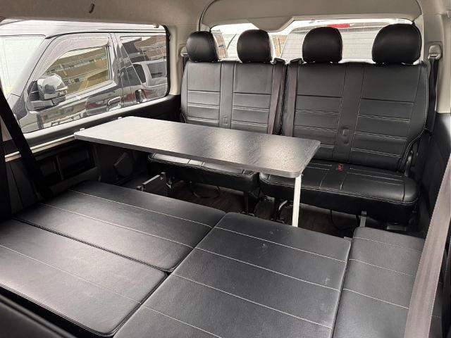 ハイエースワゴン ＧＬ　厳選中古車　内装架装Ｖｅｒ．２　ＬＥＤヘッドランプ　パワスラ　バックモニター付き自動防眩ミラー　スマートエントリー＆プッシュスタート　寒冷地仕様　スポイラー　タイヤ　ホイル　ＬＥＤテール　ナビ　ＥＴＣ（5枚目）