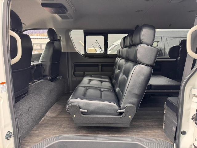 ハイエースワゴン ＧＬ　厳選中古車　内装架装Ｖｅｒ．２　ＬＥＤヘッドランプ　パワスラ　バックモニター付き自動防眩ミラー　スマートエントリー＆プッシュスタート　寒冷地仕様　スポイラー　タイヤ　ホイル　ＬＥＤテール　ナビ　ＥＴＣ（6枚目）