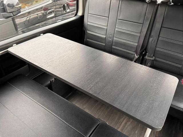 ハイエースワゴン ＧＬ　厳選中古車　内装架装Ｖｅｒ．２　ＬＥＤヘッドランプ　パワスラ　バックモニター付き自動防眩ミラー　スマートエントリー＆プッシュスタート　寒冷地仕様　スポイラー　タイヤ　ホイル　ＬＥＤテール　ナビ　ＥＴＣ（8枚目）