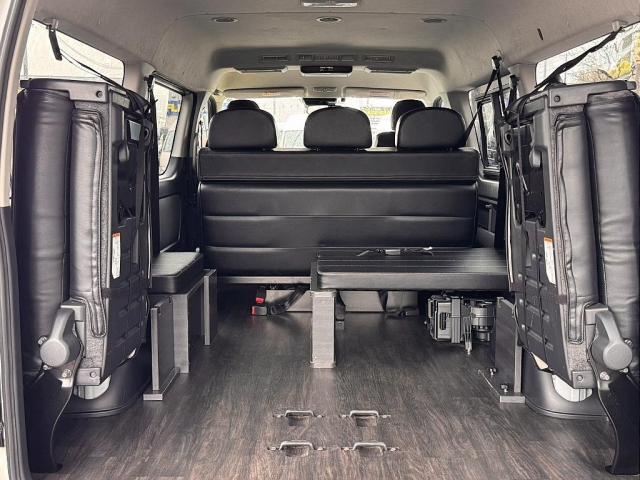 ハイエースワゴン ＧＬ　厳選中古車　内装架装Ｖｅｒ．２　ＬＥＤヘッドランプ　パワスラ　バックモニター付き自動防眩ミラー　スマートエントリー＆プッシュスタート　寒冷地仕様　スポイラー　タイヤ　ホイル　ＬＥＤテール　ナビ　ＥＴＣ（11枚目）