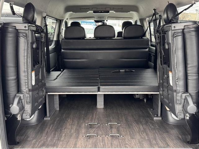 ハイエースワゴン ＧＬ　厳選中古車　内装架装Ｖｅｒ．２　ＬＥＤヘッドランプ　パワスラ　バックモニター付き自動防眩ミラー　スマートエントリー＆プッシュスタート　寒冷地仕様　スポイラー　タイヤ　ホイル　ＬＥＤテール　ナビ　ＥＴＣ（12枚目）