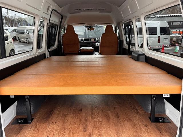 ハイエースバン ＳロングワイドＤＸ　ＧＬパッケージ　フローリング施工　トリムレザー　フロントスポイラー　オーバーフェンダー　Ｄｅｌｆ０６　アルミホイール　ナスカータイヤ　クラシックキャメルシートカバー　Ｔｙｐｅ２ベッドキットＢＩＧ－Ｘフローティングナビ（3枚目）