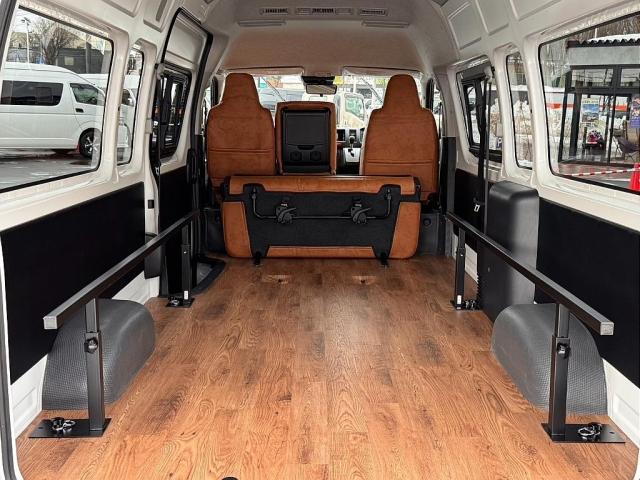 ハイエースバン ＳロングワイドＤＸ　ＧＬパッケージ　フローリング施工　トリムレザー　フロントスポイラー　オーバーフェンダー　Ｄｅｌｆ０６　アルミホイール　ナスカータイヤ　クラシックキャメルシートカバー　Ｔｙｐｅ２ベッドキットＢＩＧ－Ｘフローティングナビ（5枚目）