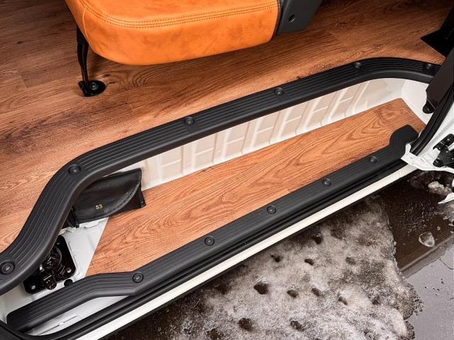 ハイエースバン ＳロングワイドＤＸ　ＧＬパッケージ　フローリング施工　トリムレザー　フロントスポイラー　オーバーフェンダー　Ｄｅｌｆ０６　アルミホイール　ナスカータイヤ　クラシックキャメルシートカバー　Ｔｙｐｅ２ベッドキットＢＩＧ－Ｘフローティングナビ（11枚目）