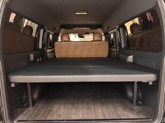 ハイエースバン スーパーＧＬ　ダークプライムＩＩ　デジタルインナーミラー　インテリジェントクリアランスソナー　ＰＶＭ　ＡＣ１００Ｖ　寒冷地仕様　パワスラ　４１５コブラエアロ　ナビ　ＥＴＣ　床張り　ベットキット　１．５ｉｎローダウン　テールランプ（2枚目）