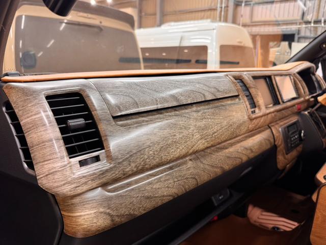 ハイエースバン スーパーＧＬ　ダークプライムＩＩ　デジタルインナーミラー　インテリジェントクリアランスソナー　ＰＶＭ　ＡＣ１００Ｖ　寒冷地仕様　パワスラ　４１５コブラエアロ　ナビ　ＥＴＣ　床張り　ベットキット　１．５ｉｎローダウン　テールランプ（31枚目）