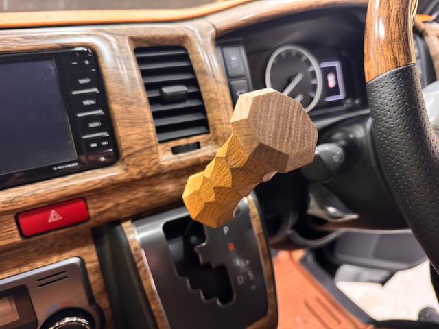 ハイエースバン スーパーＧＬ　ダークプライムＩＩ　デジタルインナーミラー　インテリジェントクリアランスソナー　ＰＶＭ　ＡＣ１００Ｖ　寒冷地仕様　パワスラ　４１５コブラエアロ　ナビ　ＥＴＣ　床張り　ベットキット　１．５ｉｎローダウン　テールランプ（32枚目）