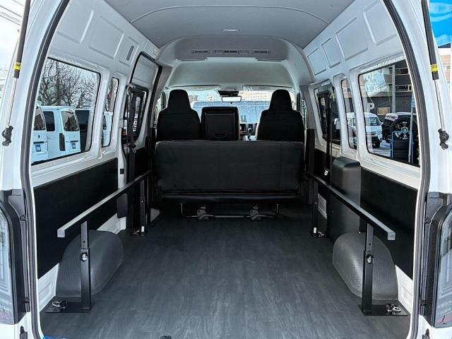 ハイエースバン ＳロングワイドＤＸ　ＧＬパッケージ　デジタルインナーミラー　インテリジェントクリアランスソナー　パノラミックビューモニター　寒冷地仕様　床張　フロントスポイラー　オーバーフェンダー　ホイル　タイヤ　ＢＩＧ－ＤＡ　ＥＴＣ　各所ブラック塗装（4枚目）