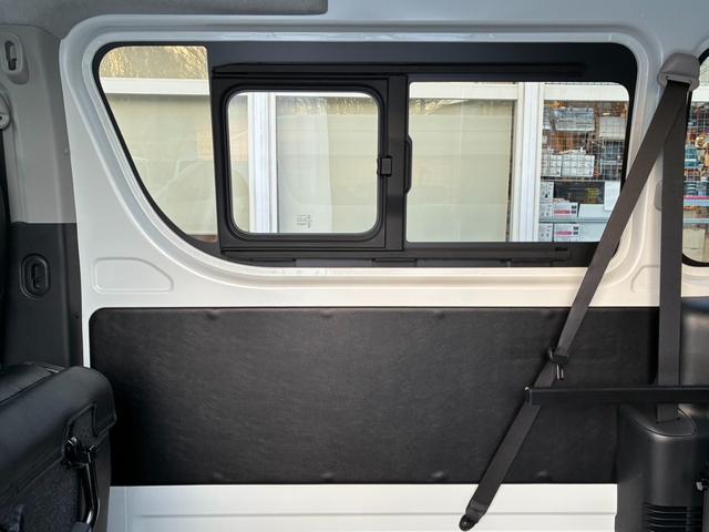 ハイエースバン ＳロングワイドＤＸ　ＧＬパッケージ　デジタルインナーミラー　インテリジェントクリアランスソナー　パノラミックビューモニター　寒冷地仕様　床張　フロントスポイラー　オーバーフェンダー　ホイル　タイヤ　ＢＩＧ－ＤＡ　ＥＴＣ　各所ブラック塗装（33枚目）