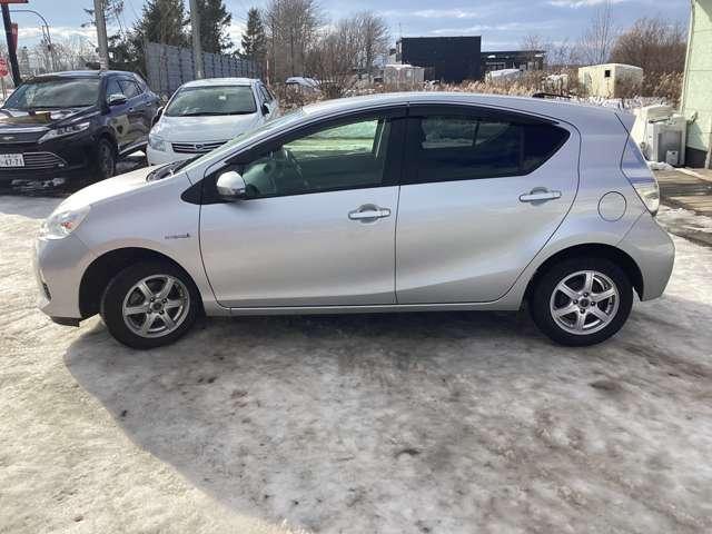 アクア S 4WD バックカメラ ハイブリッド マフラー加速適用車(3枚目)