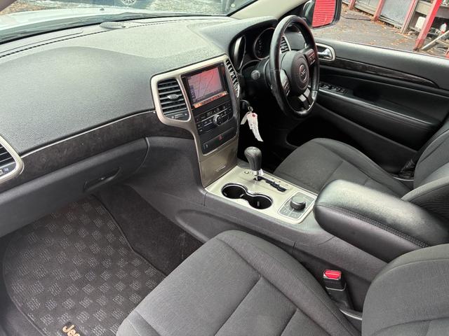 ジープ・グランドチェロキー ラレード　４ＷＤ　ナビＴＶ　リアモニター　サイドステップ（5枚目）