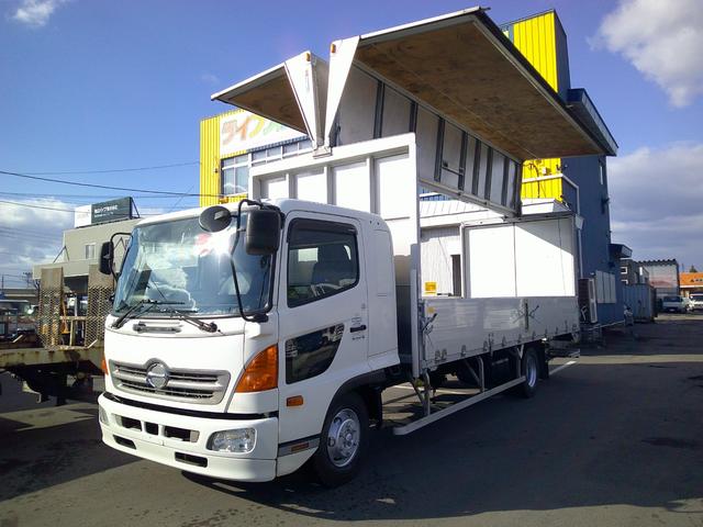 ヒノレンジャー ４トン　ワイド超ロング　アルミウイング　格納パワーゲート　ベッド　荷台内寸長さ６２０センチ　幅２４０センチ　高さ２３０センチ　積載２５５０ｋ　ゲートリモコン　バックカメラ（3枚目）