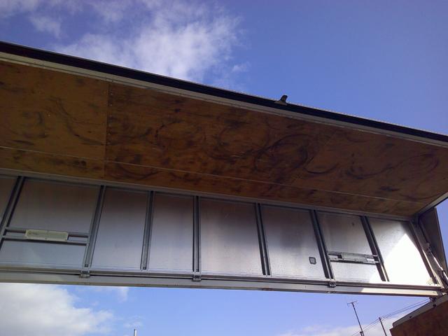 ヒノレンジャー ４トン　ワイド超ロング　アルミウイング　格納パワーゲート　ベッド　荷台内寸長さ６２０センチ　幅２４０センチ　高さ２３０センチ　積載２５５０ｋ　ゲートリモコン　バックカメラ（10枚目）