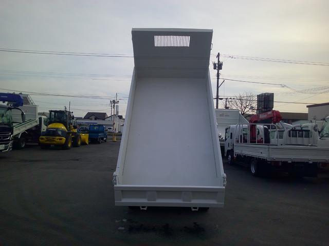 キャンター ２トン　４ＷＤ　低床　ダンプ　３方開　４ナンバー　積載２０００ｋ（6枚目）