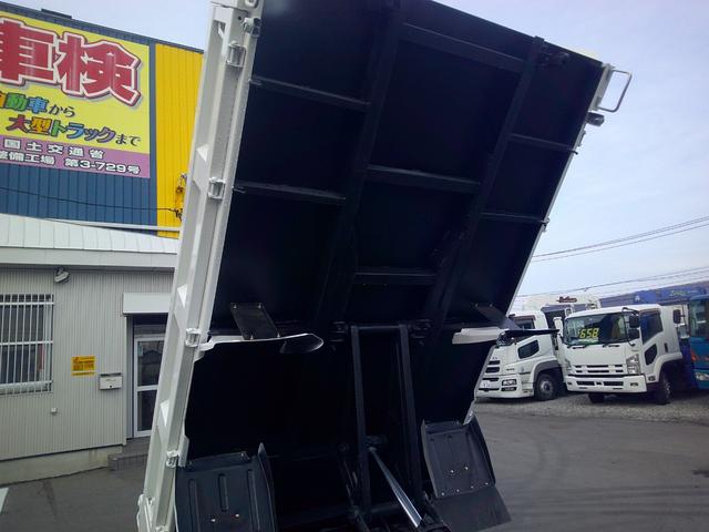 キャンター ２トン　４ＷＤ　低床　ダンプ　３方開　４ナンバー　積載２０００ｋ（10枚目）