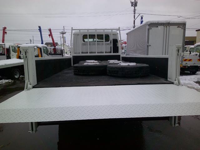 キャンター ２トン　４ＷＤ　ワイドロング　高床　ダブルキャブ　垂直パワーゲート　荷台内寸長さ３９８センチ　幅１９８センチ　積載２０００ｋ　７人乗り（9枚目）