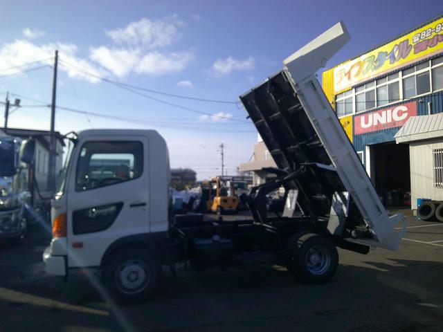 ヒノレンジャー ４トン　ダンプ　３方開　コボレーン　積載３７００ｋ（4枚目）