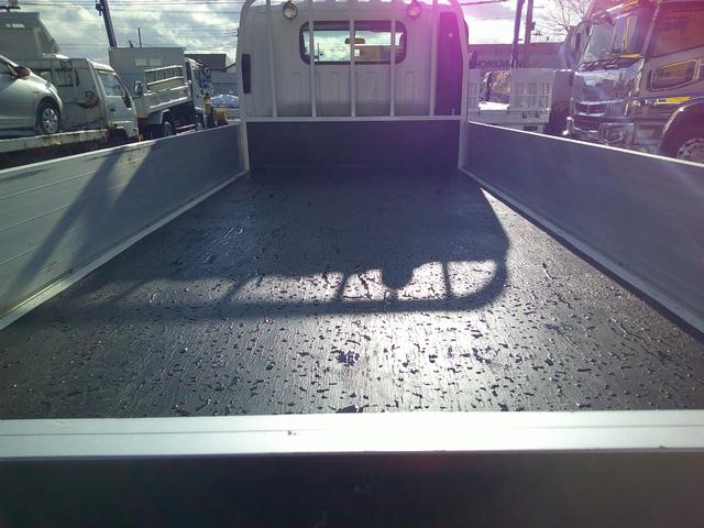 エルフトラック ２トン　４ＷＤ　ワイドロング　平ボディ　アルミあおり　荷台内寸長さ４３５センチ　幅１９１センチ　車輌総重量４９３５ｋ（9枚目）