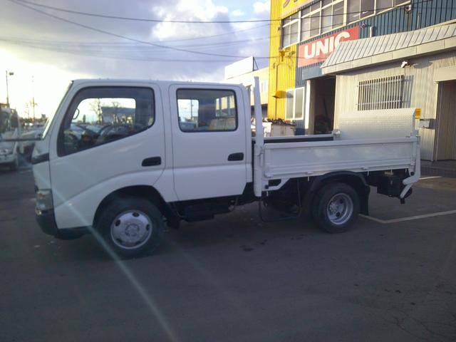 ダイナトラック ２トン　４ＷＤ　ロング　ダブルキャブ　アーム式パワーゲート　荷台内寸長さ２５８センチ　幅１７８センチ　積載２０００ｋ（4枚目）