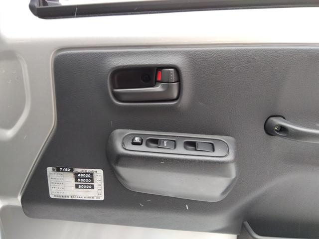 スーパーキャリイ Ｘ　パートタイム４ＷＤ　衝突軽減ブレーキ　キーレスキー　オートＬＥＤ　アイドリングＳＴＯＰ　ＶＳＣ　ＡＢＳ　Ａライト　禁煙　ＬＥＤライト　エアコン　パワステ　ＰＳ　前席ＰＷ　運転席エアバック　幌キット（23枚目）