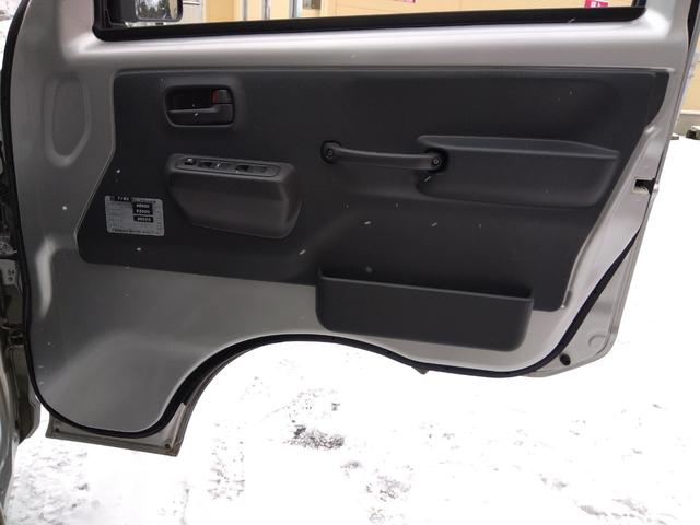 スーパーキャリイ Ｘ　パートタイム４ＷＤ　衝突軽減ブレーキ　キーレスキー　オートＬＥＤ　アイドリングＳＴＯＰ　ＶＳＣ　ＡＢＳ　Ａライト　禁煙　ＬＥＤライト　エアコン　パワステ　ＰＳ　前席ＰＷ　運転席エアバック　幌キット（24枚目）