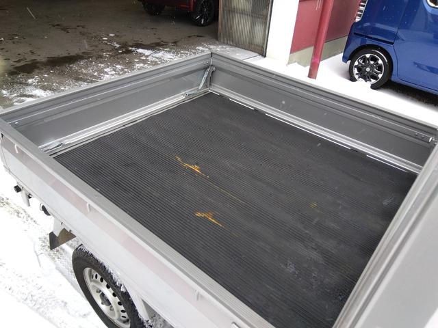 スーパーキャリイ Ｘ　パートタイム４ＷＤ　衝突軽減ブレーキ　キーレスキー　オートＬＥＤ　アイドリングＳＴＯＰ　ＶＳＣ　ＡＢＳ　Ａライト　禁煙　ＬＥＤライト　エアコン　パワステ　ＰＳ　前席ＰＷ　運転席エアバック　幌キット（26枚目）