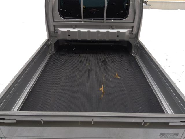 スーパーキャリイ Ｘ　パートタイム４ＷＤ　衝突軽減ブレーキ　キーレスキー　オートＬＥＤ　アイドリングＳＴＯＰ　ＶＳＣ　ＡＢＳ　Ａライト　禁煙　ＬＥＤライト　エアコン　パワステ　ＰＳ　前席ＰＷ　運転席エアバック　幌キット（27枚目）