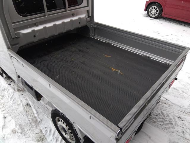 スーパーキャリイ Ｘ　パートタイム４ＷＤ　衝突軽減ブレーキ　キーレスキー　オートＬＥＤ　アイドリングＳＴＯＰ　ＶＳＣ　ＡＢＳ　Ａライト　禁煙　ＬＥＤライト　エアコン　パワステ　ＰＳ　前席ＰＷ　運転席エアバック　幌キット（28枚目）