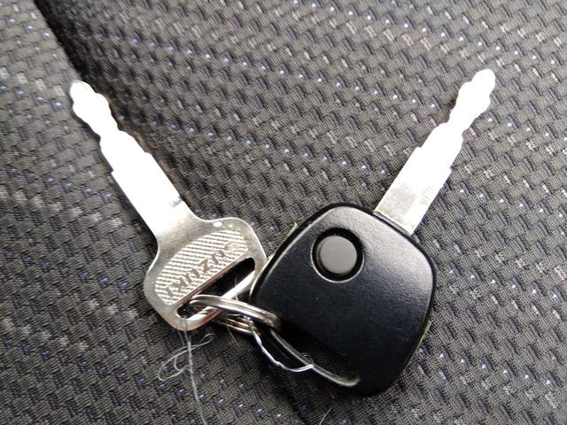 スーパーキャリイ Ｘ　パートタイム４ＷＤ　衝突軽減ブレーキ　キーレスキー　オートＬＥＤ　アイドリングＳＴＯＰ　ＶＳＣ　ＡＢＳ　Ａライト　禁煙　ＬＥＤライト　エアコン　パワステ　ＰＳ　前席ＰＷ　運転席エアバック　幌キット（32枚目）