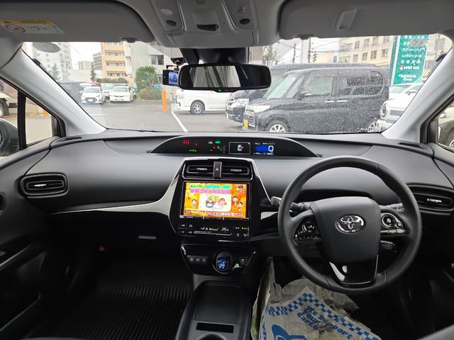 プリウス ＳセーフティプラスＩＩ　４ＷＤ　ドライブレコーダー　ＥＴＣ　クリアランスソナー　レーンアシスト　オートクルーズコントロール　衝突被害軽減システム　バックカメラ　ナビ　ＴＶ　アルミホイール　オートマチックハイビーム（2枚目）