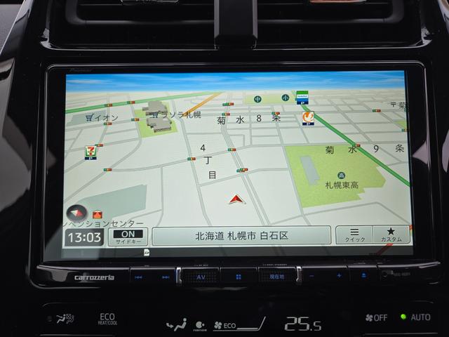 プリウス ＳセーフティプラスＩＩ　４ＷＤ　ドライブレコーダー　ＥＴＣ　クリアランスソナー　レーンアシスト　オートクルーズコントロール　衝突被害軽減システム　バックカメラ　ナビ　ＴＶ　アルミホイール　オートマチックハイビーム（3枚目）