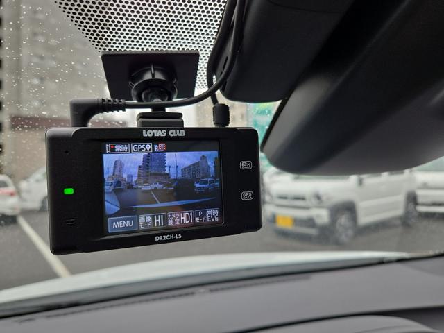 プリウス ＳセーフティプラスＩＩ　４ＷＤ　ドライブレコーダー　ＥＴＣ　クリアランスソナー　レーンアシスト　オートクルーズコントロール　衝突被害軽減システム　バックカメラ　ナビ　ＴＶ　アルミホイール　オートマチックハイビーム（4枚目）