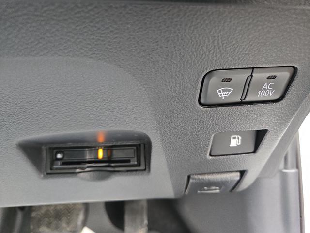 プリウス ＳセーフティプラスＩＩ　４ＷＤ　ドライブレコーダー　ＥＴＣ　クリアランスソナー　レーンアシスト　オートクルーズコントロール　衝突被害軽減システム　バックカメラ　ナビ　ＴＶ　アルミホイール　オートマチックハイビーム（8枚目）