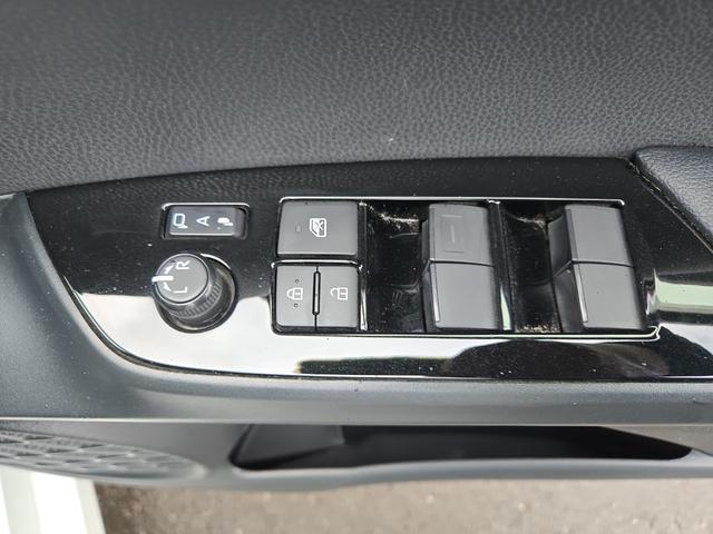 プリウス ＳセーフティプラスＩＩ　４ＷＤ　ドライブレコーダー　ＥＴＣ　クリアランスソナー　レーンアシスト　オートクルーズコントロール　衝突被害軽減システム　バックカメラ　ナビ　ＴＶ　アルミホイール　オートマチックハイビーム（10枚目）